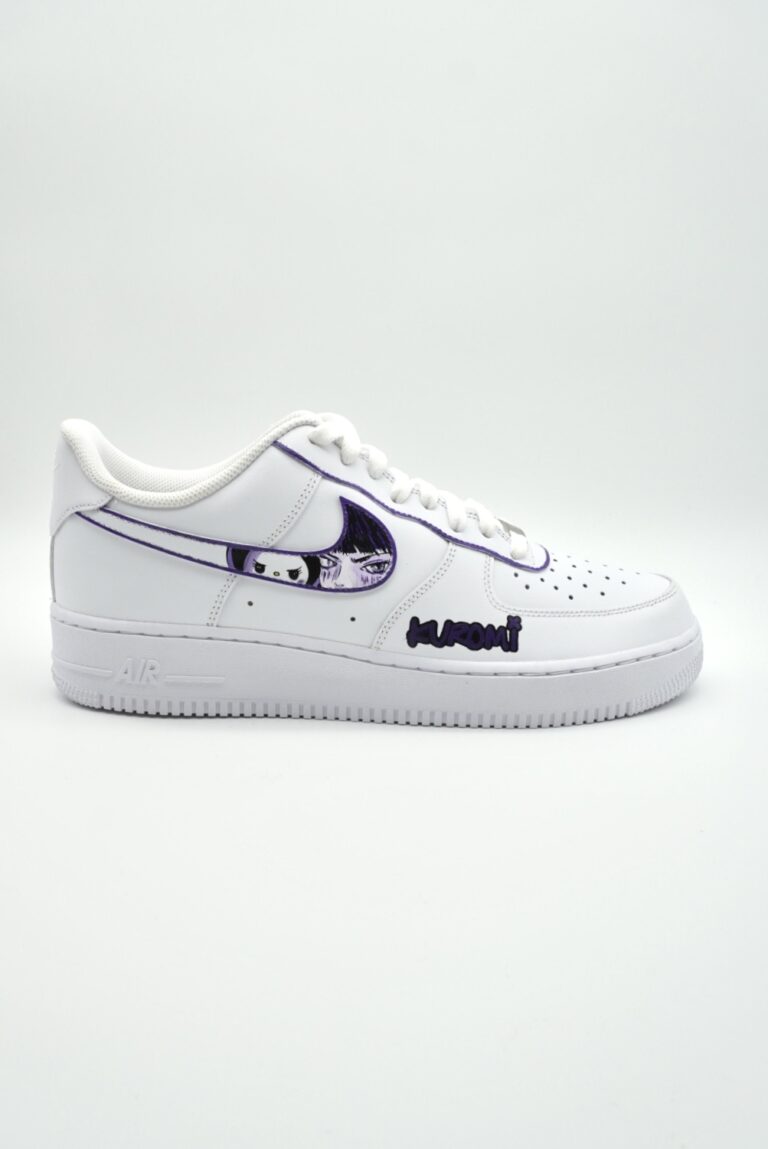 weißer Sneaker mit Anime Charakteren