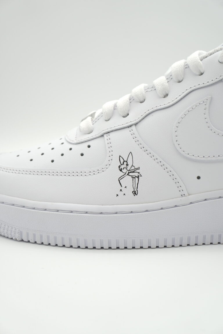 weiße Sneaker mit kleiner Fee in schwarz weiß drauf