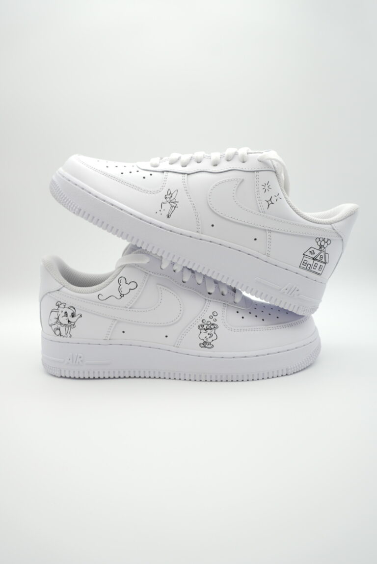 Weiße Sneaker mit schwarz-weißem Disney Design