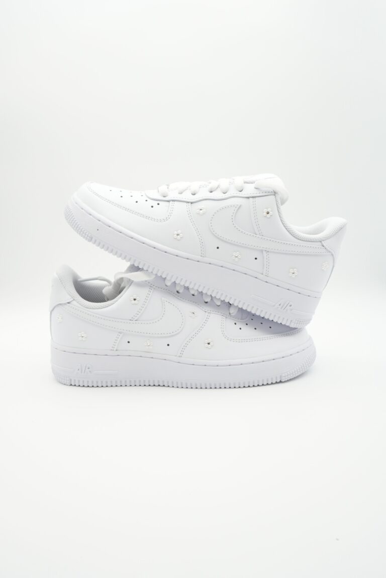 weiße Hochzeitssneaker mit Glitzer und Perlen