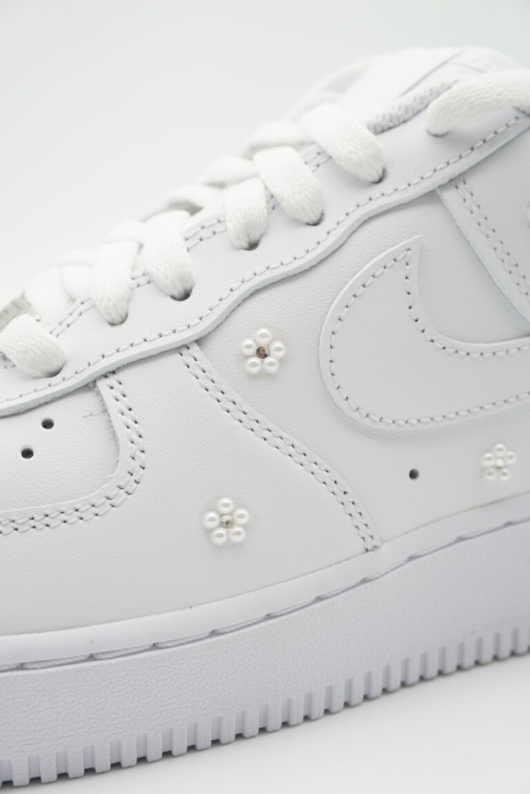 weiße Hochzeitssneaker mit Glitzer und Perlen