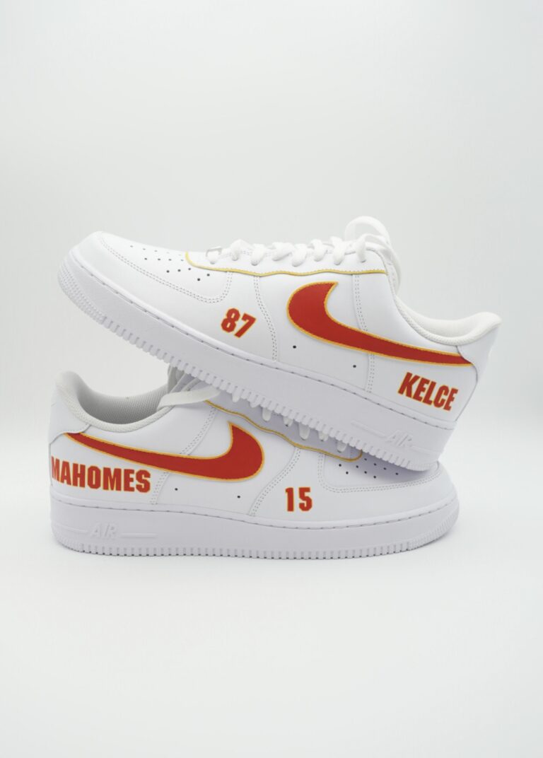 weiße Sneaker mit Kansas City Chiefs Spielerdetails