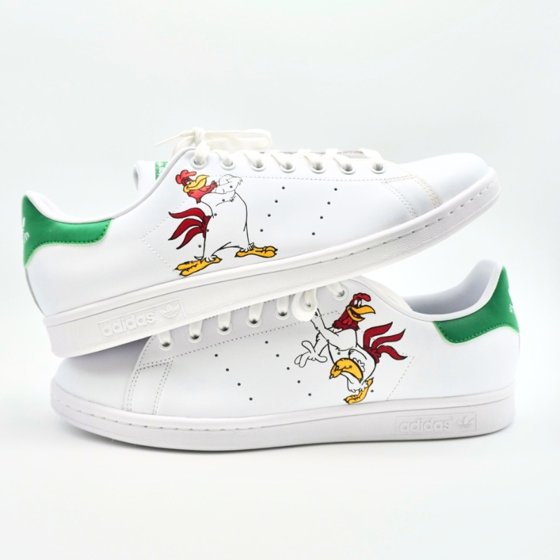 Paar weiße Adidas Stan Smith Custom Sneaker mit handgemaltem Foghorn Leghorn Motiv in Rot und Beige, grüne Fersenkappen, gestapelte Präsentation