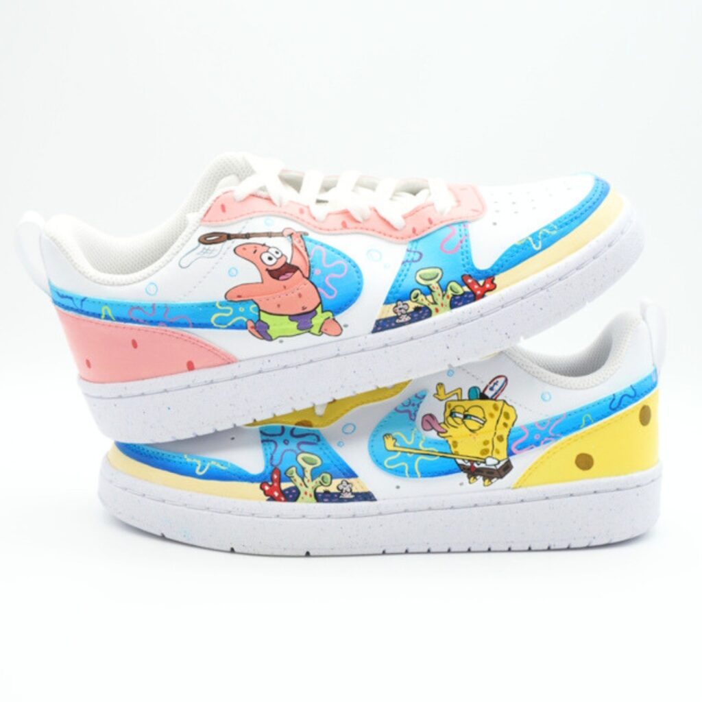 Weißer Sneaker mit handgemalten SpongeBob und Patrick Star Motiven, pastellfarbenen Akzenten in Gelb, Rosa und Blau sowie verspieltem Unterwasser-Design.