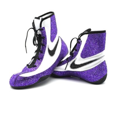 Lila Glitzerschuhe von Nike mit schwarzem Logo und Schnürsenkeln.
