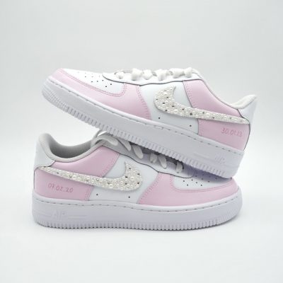 Nike Air Force 1 Sneakers in Rosa und Weiß mit Perlenverzierung auf dem Swoosh.