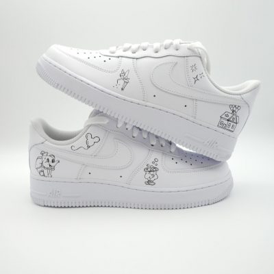 Zwei weiße Sneaker mit einzigartigen handgezeichneten Designs: Der obere Schuh zeigt drei kleine schwarz weiß Zeichnungen im Outline Stile, eine Fee, Sterne und ein Haus was an Luftballons hängt. Der untere Schuh zeigt ebenfalls drei kleine schwarz weiß Zeichnungen im Outline Stile, eine Tasse, einen Ballon und einen Elefanten.
