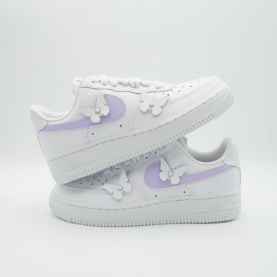 weiße Sneaker mit 3D Schmetterlingen und einem fliederfarbenen Nike Zeichen