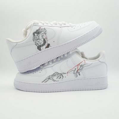 weiße Sneaker mit Händen und einem Kopf mit schlangen drum herum