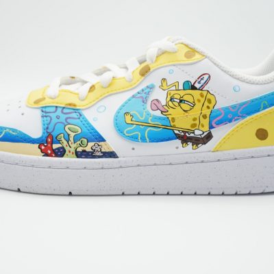 Weiße Sneaker mit Spongebob Motiv.