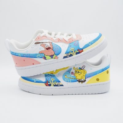 weiße Sneaker mit Spongebob Motiv. Zusehen sind Spongebob und Patrick.