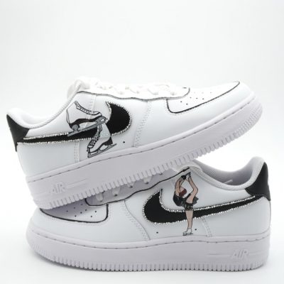 Weiß-schwarze Nike Air Force 1 Sneakers mit grafischen Motiven auf der Seite.