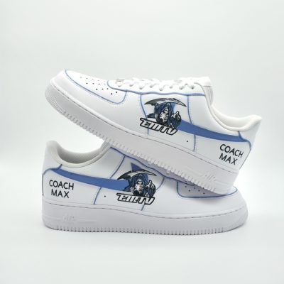 Weißer Nike Air Force 1 Coach-Sneaker mit hellblauem Swoosh, hellblauer Banderole, gemaltem Wappen mit Federkiel-Motiv und schwarzem 'Coach Max' Schriftzug an der Ferse.