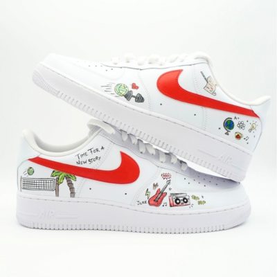 Paar weiße Nike Air Force 1 Custom Sneaker mit rotem Swoosh und bunten Mini-Symbolen wie Roboter Palme Boombox und Schriftzug ‚Time for a new story‘