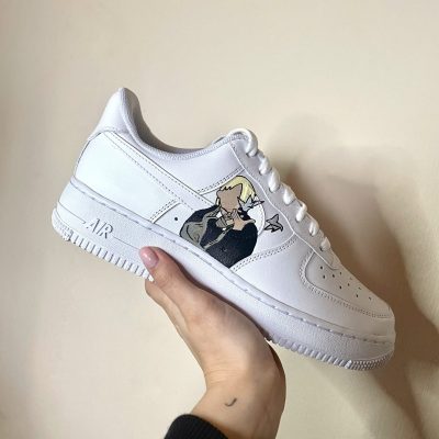 Weißes Sneaker-Modell mit einem Design von Draco Malfoy auf der Seite.