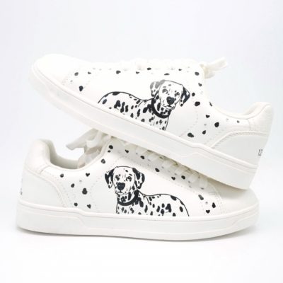Paar weiße Custom Sneaker mit handgemaltem Dalmatiner-Design, schwarz-weiße Dalmatiner-Köpfe und kleine schwarze Punkte über die ganze Außenseite verteilt