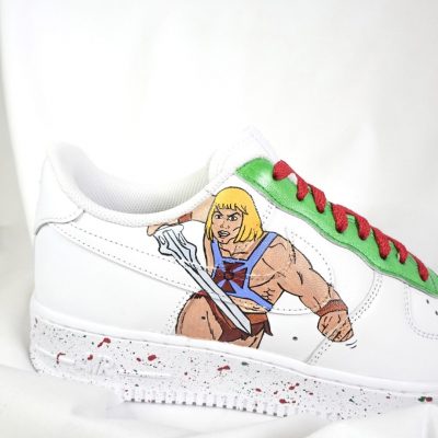 Weiße Sneakers mit He-Man Grafik und bunten Akzenten in Rot und Grün.
