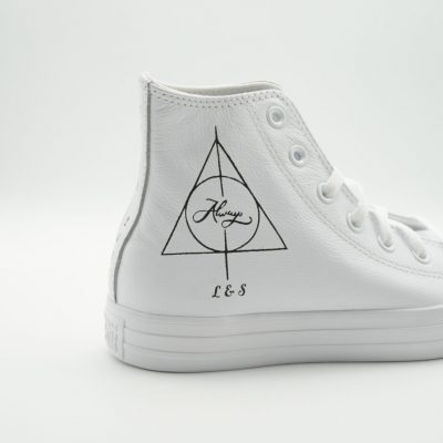 Weiße Converse Chuck Taylor High-Top mit handgemaltem Harry Potter Heiligtümer-des-Todes Symbol, Schriftzug 'Always' und Initialen 'L & S' an der Ferse.