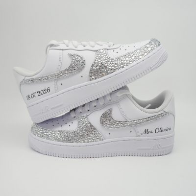 Weißer Nike Air Force 1 Hochzeitssneaker mit dicht besetztem Glitzersteine-Swoosh, silbrig funkelnden Strasssteinen und Schriftzügen 'Mrs. Olivieri' und Datum '18.07.2026'.