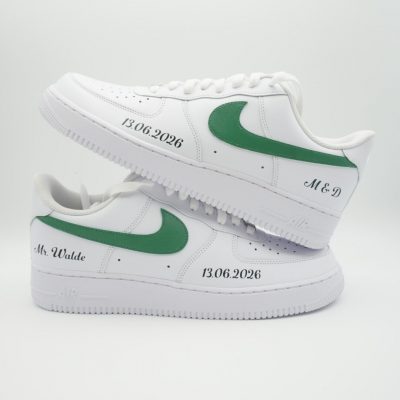 Zwei gestapelte weiße Nike Air Force 1 Bräutigam-Sneaker mit grünem Swoosh, Schriftzug '13.06.2026', Initialen 'M & D' und 'Mr Walde' in schwarzer Schreibschrift.