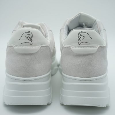 Rückansicht zweier weißer Plateau-Sneaker mit handgemalter schwarzer Herz-Hände Silhouette in feiner Linie auf beiden Fersenkappen vor neutralem Hintergrund.