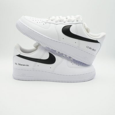 Zwei gestapelte weiße Nike Air Force 1 mit schwarzem Swoosh, Datum '12.09.2025' und schwarzer Schreibschrift 'Mr Murawski' und 'Mrs Murawski' im klassischen Schwarz-Weiß Look.