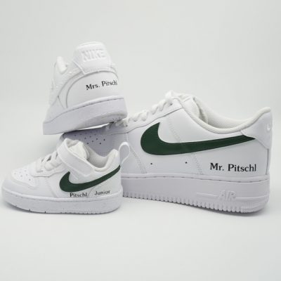 Drei gestapelte weiße Nike Air Force 1 für Familie mit dunkelgrünem Swoosh und personalisierten Schriftzügen 'Mr. Pitschl', 'Mrs. Pitschl' und 'Pitschl Junior'.