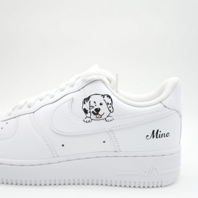 Weiße Sneakers mit einem Hundemotiv auf der Seite und dem Namen 'Mino' darauf.