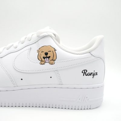 Weißer Nike Air Force 1 Schuh mit einem Hundemotiv und dem Namen Ronja auf der Seite.