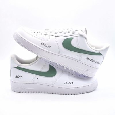Paar weiße Nike Air Force 1 Custom Sneaker Modell Mr Bloom mit grünem Swoosh, gravierten Initialen S&T und Hochzeitsdaten 08.09.25 und 12.12.24 auf den Seiten