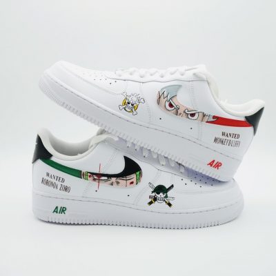 Weiße Sneakers mit Illustrationen von Zorro und Ruffy aus One Piece auf der Seite.