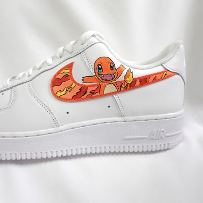 Weiße Nike Air Force 1 Sneakers mit einem Glumanda-Motiv auf der Seite.