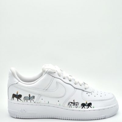 Weiße Nike Air Force 1 Sneakers mit grafischen Pferdemotiven auf der Seite.