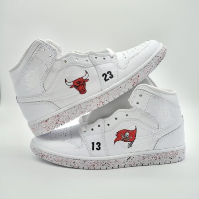 Paar weiße Nike Air Jordan 1 High Custom Sneaker mit American Football Design, Chicago Bulls Logo Nummer 23 Tampa Bay Buccaneers Logo Nummer 13 und rote Farbspritzer
