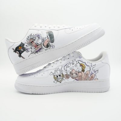 Zwei gestapelte weiße Nike Air Force 1 mit handgemaltem One Piece Gear 5 Ruffy Motiv, dynamischer Pose, weißen Wolken und kleinem Totenkopf-Detail.
