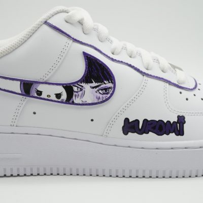 Weißer Nike Air Force 1 mit handgemaltem Anime-Mädchen-Motiv von Kuromi, das hinter dem lila konturierten Swoosh hervorlugt, und lila Schriftzug 'Kuromi' an der Ferse.