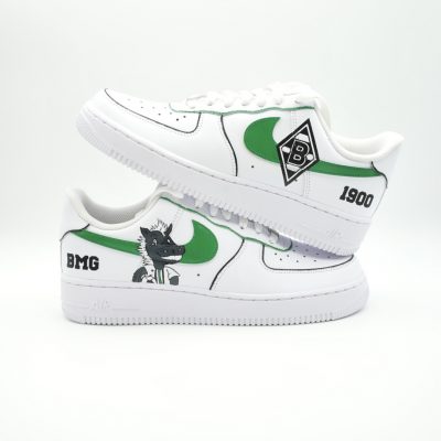 Paar weiße Nike Air Force 1 Custom Sneaker mit Borussia Mönchengladbach Design, grüner Swoosh Vereinslogo Jahreszahl 1900 und Pferde-Maskottchen auf den Seiten