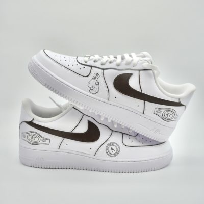 Paar weiße Nike Air Force 1 Custom Sneaker mit Boxen-Motiv, schwarzer Swoosh und Boxhandschuhe sowie Boxgürtel als Linienzeichnungen auf den Seiten