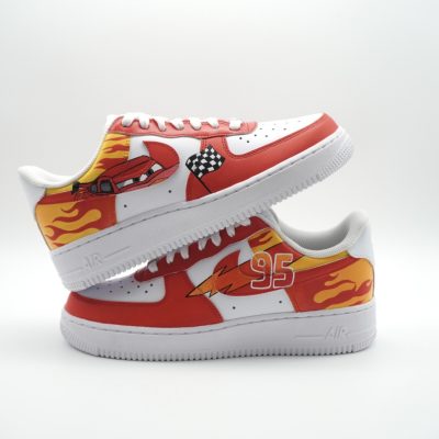 Paar roter Nike Air Force 1 Custom Sneaker mit Lightning McQueen Cars Design, Flammen und Nummer 95 auf den Seiten, gestapelte Präsentation beider Schuhe