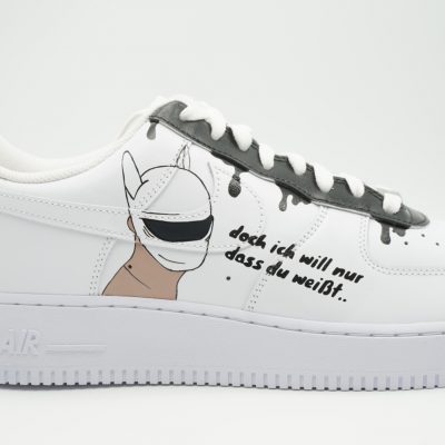 Weißer Nike Air Force 1 Custom Sneaker mit Cro Pandamasken-Motiv und schwarzem Drip-Effekt, Songtext-Zitat ‚doch ich will nur dass du weißt‘ auf der Seite