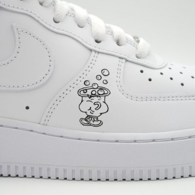 Nahaufnahme eines weißen Plateau-Sneakers mit handgezeichnetem Tassilo aus 'Disney Robin Hood' und kleinen Sprudelbläschen in schwarzer Linienzeichnung an der Seite.