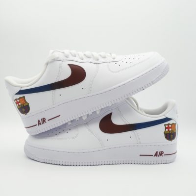 Paar weiße Nike Air Force 1 Custom Sneaker mit FC Barcelona Design, weinroter Swoosh mit blauem Akzent Vereinswappen und Drip-Effekt am Mittelfußbereich