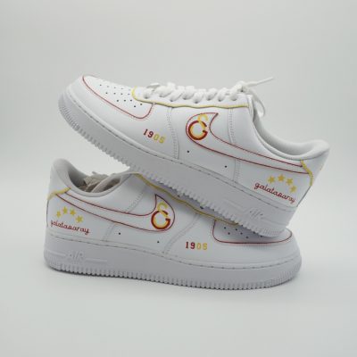 Paar weiße Nike Air Force 1 Custom Sneaker mit Galatasaray Design, goldener G-Buchstabe Vereinsschriftzug Jahreszahl 1905 und vier Sterne auf den Seiten