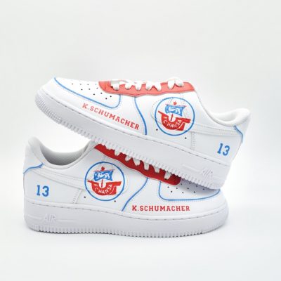 Paar weiße Nike Air Force 1 Custom Sneaker mit Hansa Rostock Design, blau-roter Swoosh Vereinslogo Schriftzug K.Schumacher und Nummer 13 auf den Seiten