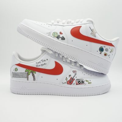 Paar weiße Nike Air Force 1 Custom Sneaker mit Hobby- und Beruf-Symbolen, roter Swoosh und Schriftzug ‚Time for a new story‘ mit Palme Volleyball und Gitarre