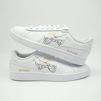 Paar weiße Puma Smash Custom Sneaker mit Hochzeits-Design, gold-bedrucktes Pinky-Promise-Motiv zweier sich verhakender kleiner Finger und Datum 18.07.2026