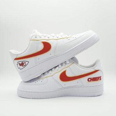 Paar weiße Nike Air Force 1 Custom Sneaker mit Kansas City Chiefs Design, roter Swoosh KC-Logo Pfeilspitze und Chiefs-Schriftzug auf den Seiten beider Schuhe