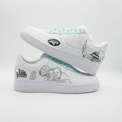 Zwei gestapelte weiße Nike Air Force 1 im 'King of Queens' Stil mit handgezeichnetem schwarz-weißen Charakter-Porträt, Skyline und kleinem grünem 'IPS' Lieferwagen.