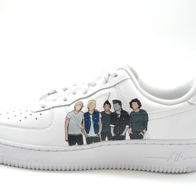 Weißer Nike Air Force 1 Custom Sneaker mit handgemaltem Gruppenporträt der Band One Direction, fünf Bandmitglieder in Streetwear-Outfits auf der Außenseite, seitliche Nahaufnahme