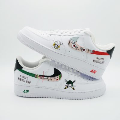 Paar weiße Nike Air Force 1 Custom Sneaker mit One Piece Design, Wanted-Poster von Monkey D Luffy und Roronoa Zoro auf den Seiten, gestapelte Präsentation